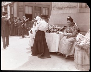 Uitzicht op een fruitverkoper in Battery Park, vermoedelijk wachtend op immigranten van Ellis Island, New York, c.1901